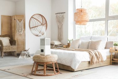 Modern hava nemlendiricisi açık yatak odasının içindeki masada.