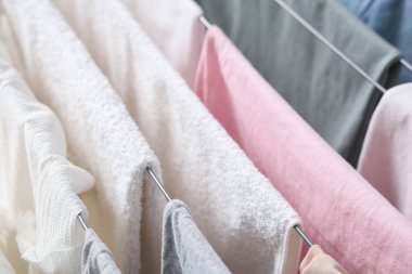 Temiz çamaşırlar kurutucuya asılı, yakın plan.