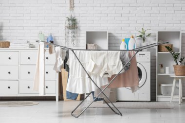 Çamaşır odasında temiz elbiseli kurutucu.