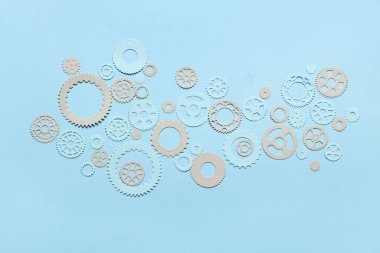 Mavi arkaplanda farklı kağıt dişlileri