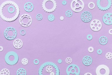 Leylak arkaplanındaki farklı kağıt dişlilerden yapılmış çerçeve