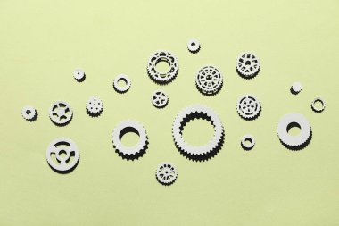 Yeşil arkaplanda farklı kağıt dişlileri