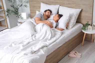 Sevgili çiftin sabah yatak odasında uyanması.