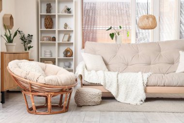 Oturma odası, kanepe, örgü battaniye ve koltuk.