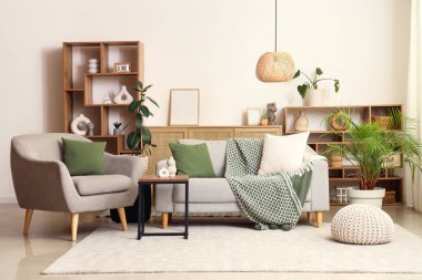 Oturma odasının içinde ekose ve koltuklu bir kanepe.