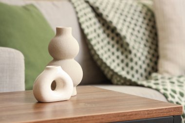 Oturma odasında dekorlu kahve masası. Yakın çekim.