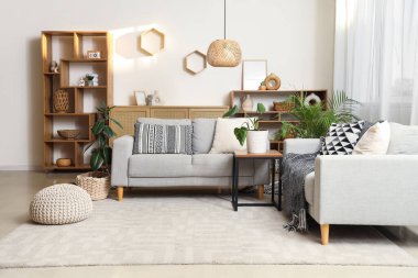 Oturma odasının içinde ekoseli kanepeler ve kahve masası.