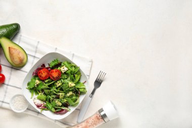 Çeri domatesli avokado salatası ve beyaz arka planda susam tohumu.