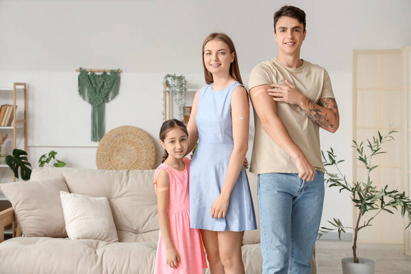 Счастливая семья с медицинскими пластырями после вакцинации на дому