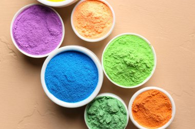 Renkli arkaplanda renkli toz pigmentleri içeren kompozisyon