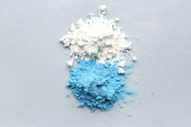 Gri arkaplanda renk pudrası pigmentleri