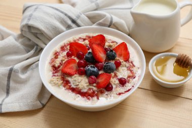 Lezzetli yulaf ezmesi, şurup ve ahşap arka planda böğürtlen kompozisyonu