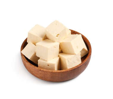 Beyaz arka planda kesilmiş tofu peynirli kase