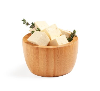 Beyaz arka planda kesilmiş soya peynirli ahşap kase.