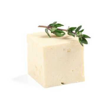 Beyaz arka planda izole edilmiş lezzetli tofu peyniri, yakın plan.