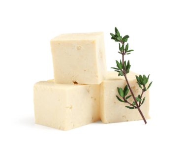 Beyaz arka planda izole edilmiş lezzetli tofu peyniri parçaları.