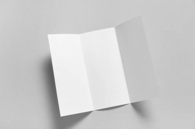 Gri arkaplan üzerine boş broşür