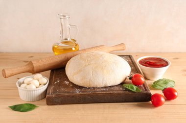 Tahta tahta tahta tahta, merdane, hamur ve pizza malzemeleri ahşap masada grunge arka planda.