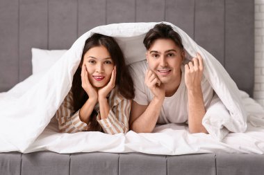 birlikte yatakta yatan genç bir çift