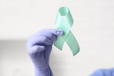 Klinikteki kurdeleli doktorun eli. Rahim Sağlığı Bilinci Ayı