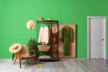 Rafların, kıyafetlerin ve koltuğun olduğu soyunma odasının içinde.