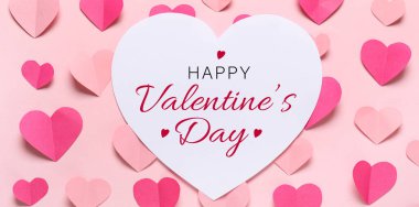 Kağıttan kalplerle Sevgililer Günü için şenlikli pankart