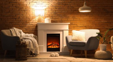 Geceleri şömineli, rahat ve terlikli bir oturma odası.