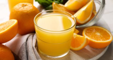 Kadeh tabloda, closeup taze portakal suyu