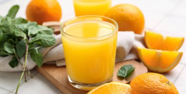 Kadeh tabloda, closeup taze portakal suyu