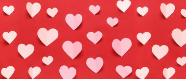 Kırmızı arka planda bir sürü kağıt kalp var. Sevgililer Günü kutlaması