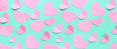 Turkuaz arka planda bir sürü kağıt kalp var. Sevgililer Günü kutlaması