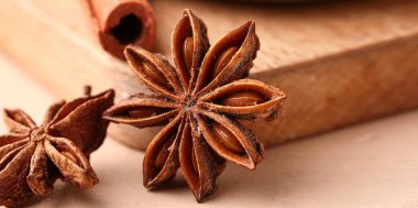 Aromatik yıldız anasonu masada, yakın plan.