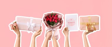 Çiçekli kadın elleri, hediye kutuları ve pembe arka planda bir kart. Uluslararası Kadınlar Günü