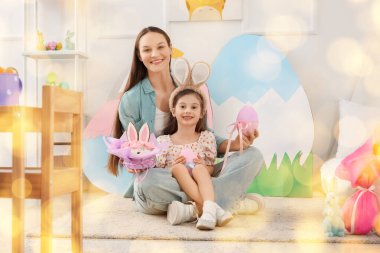 Genç anne ve küçük kızı Paskalyayı evde kutluyorlar.