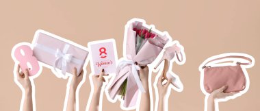 Bir buket lale, el çantası, kart, ayakkabı ve bej arka planda hediye kutusu olan kadın elleri. Uluslararası Kadınlar Günü