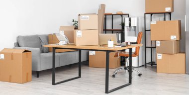 Paketleri ve işyeri olan bir depo.