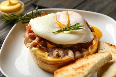Benedict yumurtalı tabak, masada, yakın plan.
