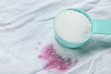 Lekeli kıyafetlere çamaşır deterjanı, yakın plan.