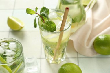 Hafif fayanslı mojito bardakları