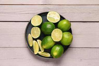 Gri ahşap arka planda taze limon tepsisi