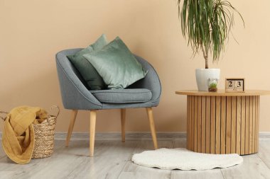 Oturma odasının içinde koltuk ve masa var.