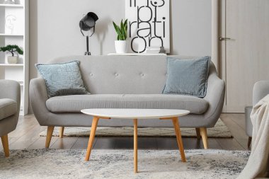 İçinde kanepe ve kahve masası olan bir oturma odası.