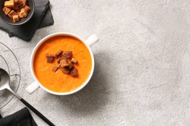 Gri arka planda kızarmış ekmekli lezzetli krema çorbası.