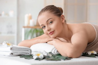 Güzeller güzeli genç bir kadın kaplıcada dinleniyor.