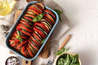 Beyaz arka planda lezzetli Ratatouille yemeği.