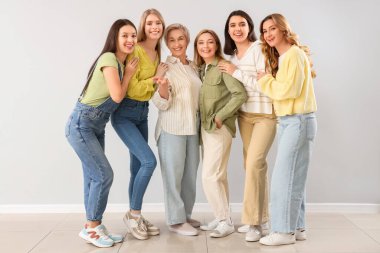 Gri duvarın yanındaki güzel kadınların portresi