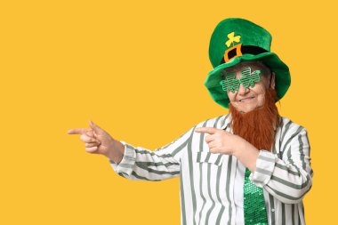 Leprikon şapkalı, gözlüklü, kırmızı sakallı, sarı arka planda bir şeye bakan yaşlı bir kadın. Aziz Patrick Günü kutlaması