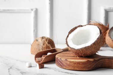 Tahta ve kepçeyle beyaz arka planda taze hindistan cevizi.