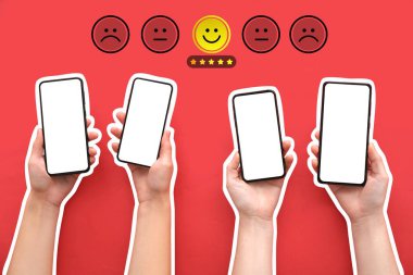 Kırmızı arkaplandaki ankete cep telefonlu kişilerin elleri yanıt veriyor