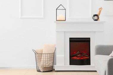 Işık duvarının yanında şık bir şömine